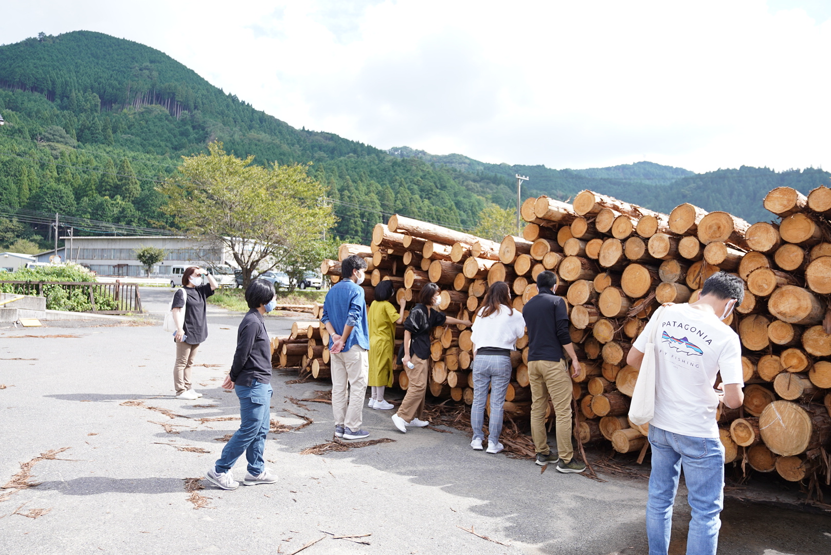 実際にスタッフで訪れた森の学校様　木材貯蓄場所